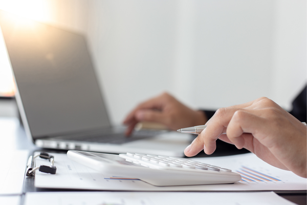 Interfaz de una calculadora de subnetting online mostrando resultados de rangos de IP y máscaras de red