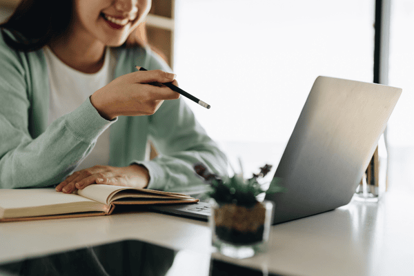 Usuario trabajando con el sistema SAP desde su ordenador en una empresa moderna