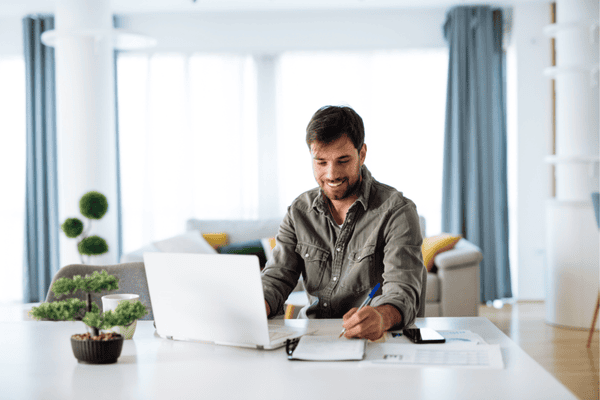 Profesional exitoso tras completar curso SAP online