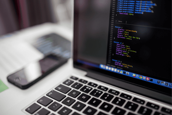 Alumno en clase virtual aprendiendo qué es subnetting
